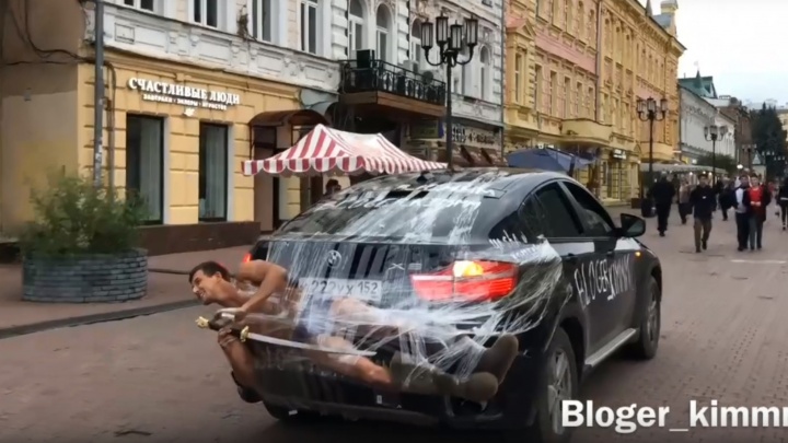 Блогер прокатился по Нижнему Новгороду, примотав себя к багажнику BMW скотчем