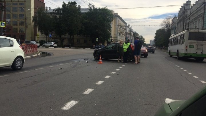 Появилось видео ДТП, в котором иномарки разбросало по перекрёстку в центре Ярославля