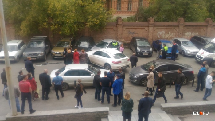 Водитель Mercedes протаранил три машины Водитель Mercedes протаранил три машины