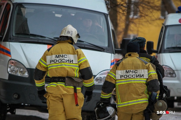 На месте аварии работают спасатели На месте аварии работают спасатели