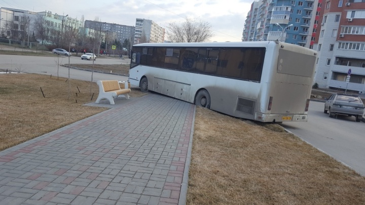 «Изменил версию для ГИБДД»: автобус разворотил сквер в Волжском
