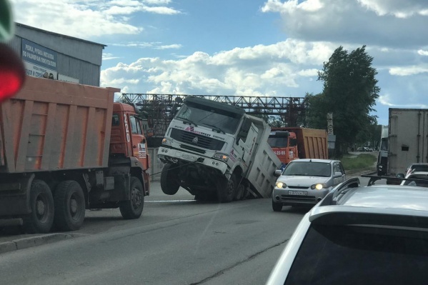 Автомобиль провалился в асфальт прямо у обочины дороги Автомобиль провалился в асфальт прямо у обочины дороги