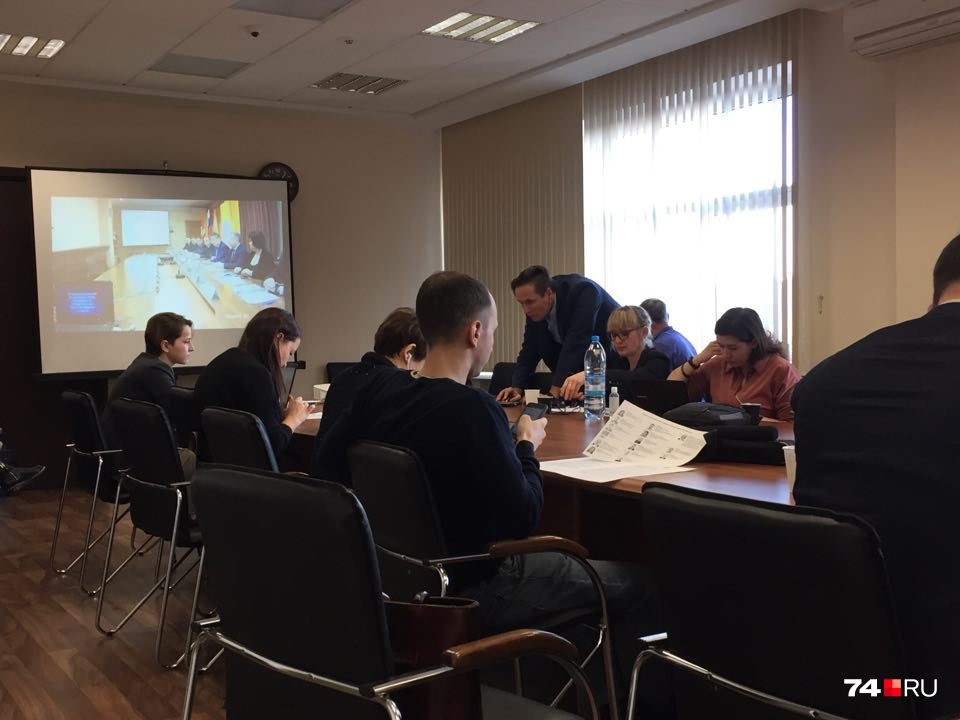 Трансляция началась, пусть и с минутным опозданием Трансляция началась, пусть и с минутным опозданием