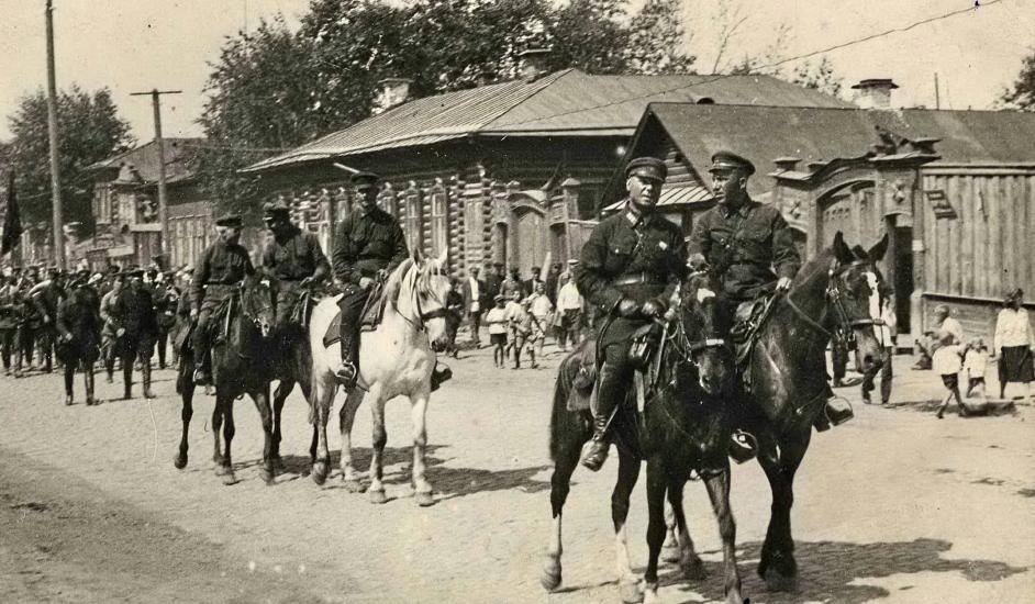 Жгли корабли и шли танцевать на площадь: как 100 лет назад уральцам устраивали праздничный выходной