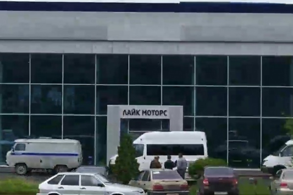 Автосалон оцепили 1 июля Автосалон оцепили 1 июля