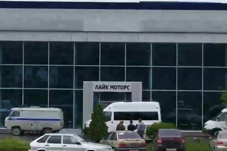 Автосалон оцепили 1 июля Автосалон оцепили 1 июля