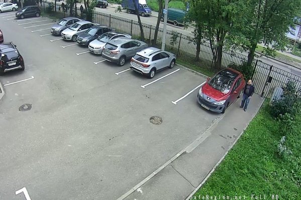 Авторы видео уверяют, что в запись попал депутат муниципалитета, лишённый водительских прав Авторы видео уверяют, что в запись попал депутат муниципалитета, лишённый водительских прав 