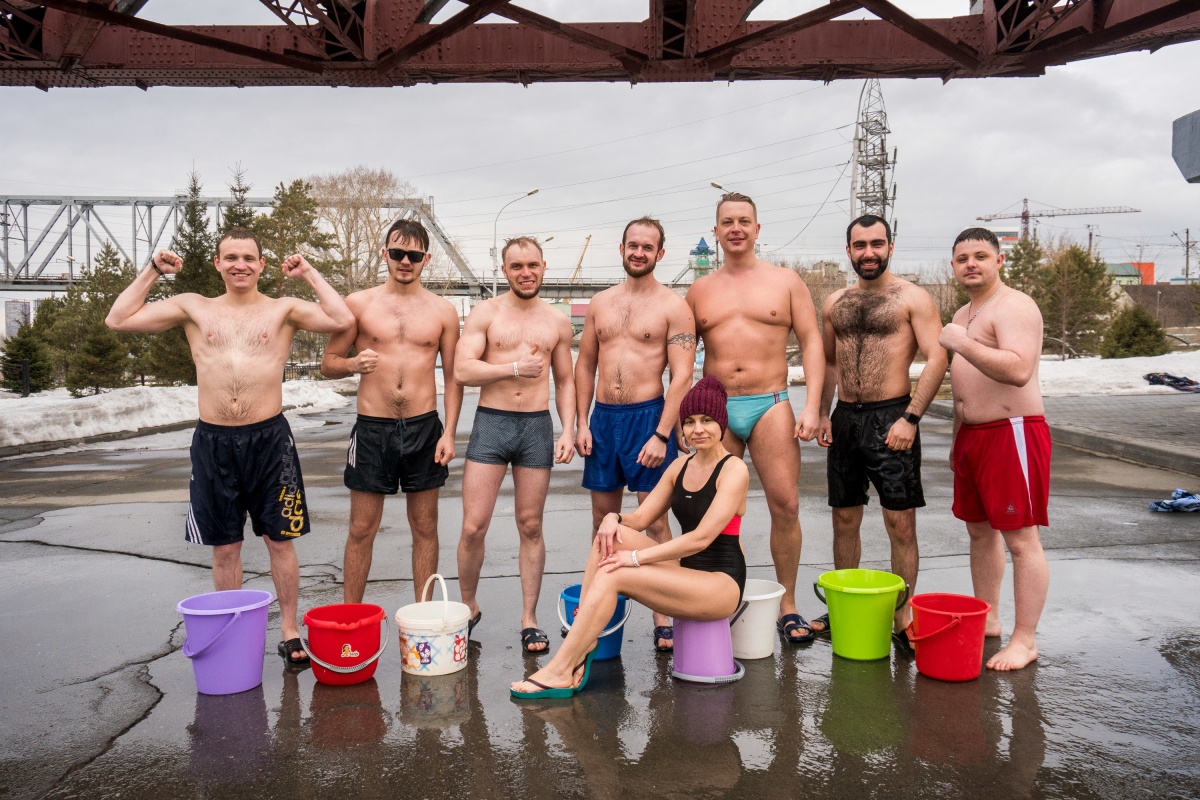 Видео: крепкие новосибирцы в трусах облились холодной водой на Михайловской  набережной | 30.03.2019 | Новосибирск - БезФормата