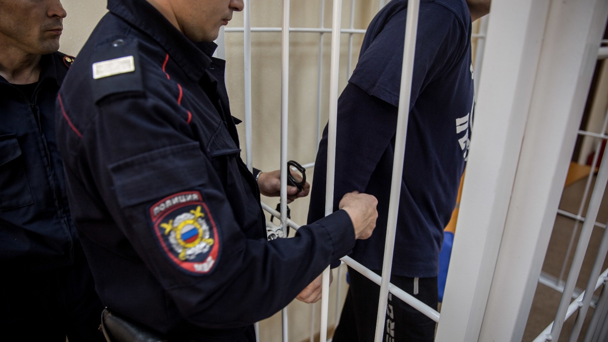 Вы начальник отдела экономической безопасности и противодействия коррупции МВД России. К вам обращается предприниматель с просьбой отменить проверку в одной из частных компаний. Вы решаете войти в положение человека и получаете от него 30 тысяч рублей. Но когда просите перечислить ещё 10 тысяч, бизнесмен обращается в полицию.