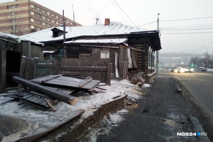 Заборы снесли у 4 домов на улице Заборы снесли у 4 домов на улице