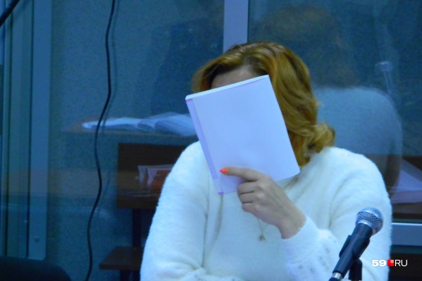 Валентина Плешкова на суде скрывала свое лицо от фотокамер Валентина Плешкова на суде скрывала свое лицо от фотокамер