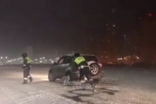Автомобилисты не могли самостоятельно выбраться из снежных заторов Автомобилисты не могли самостоятельно выбраться из снежных заторов