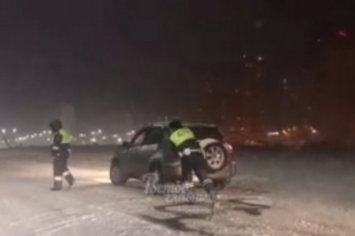 Автомобилисты не могли самостоятельно выбраться из снежных заторов