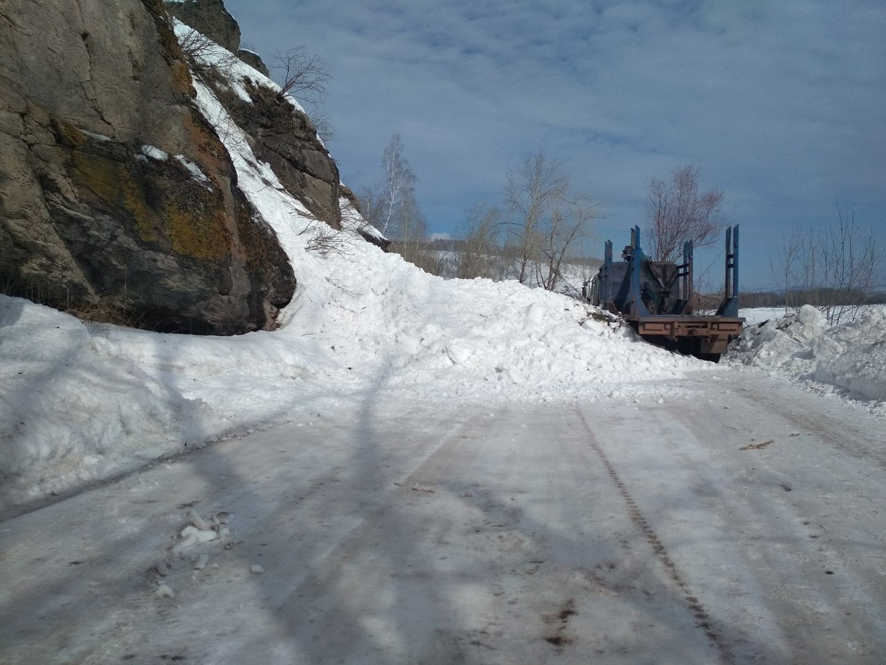 В Красноярском крае лавина сошла на автомобильную дорогу