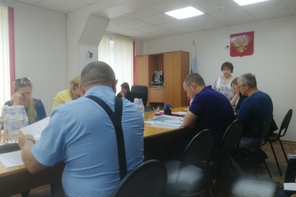 По словам Степановой, 67-летняя единоросска Нина Нечаева вызвала полицию, чтобы выгнать женщину с депутатской сессии По словам Степановой, 67-летняя единоросска Нина Нечаева вызвала полицию, чтобы выгнать женщину с депутатской сессии