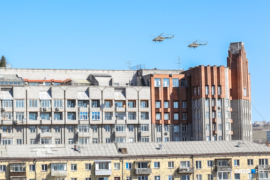 Красноярское военное. Небо над Красноярском с самолета. 9 Мая 15 Красноярск. Дома которые при войне взлетают. Истребители будут летать сегодня в Красноярске к 9 мая.