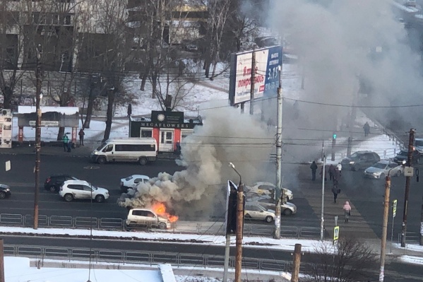 Машина вспыхнула, когда подъезжала к перекрёстку Машина вспыхнула, когда подъезжала к перекрёстку