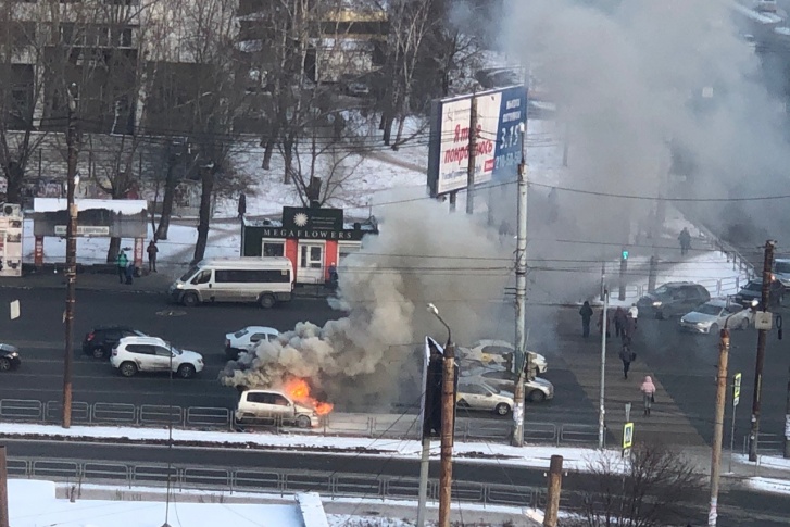 Машина вспыхнула, когда подъезжала к перекрёстку Машина вспыхнула, когда подъезжала к перекрёстку