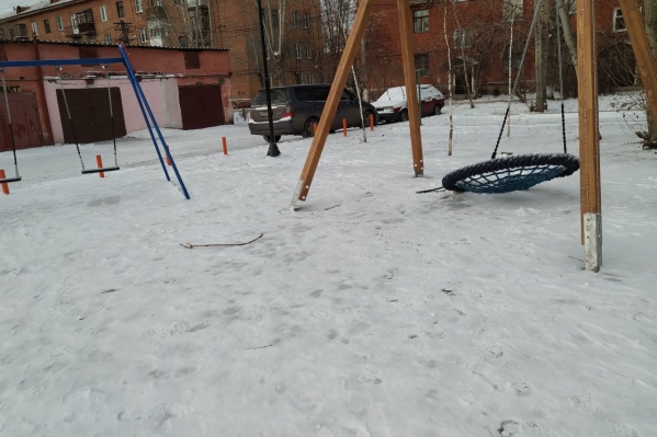 Одна из качелей уже вышла из строя Одна из качелей уже вышла из строя