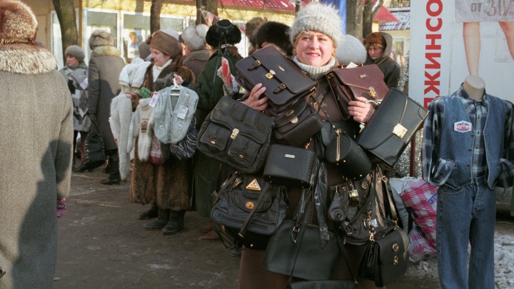 «Мерили штаны на "Таганском ряду", стоя на картонке»: екатеринбуржцы — о том, как выживали в 90-е