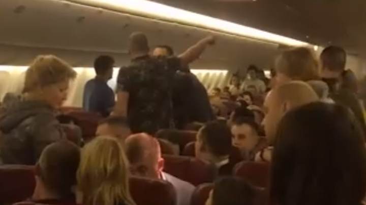 Нижегородка сняла на видео пассажиров самолёта, устроивших массовый дебош на рейсе Москва — Пхукет
