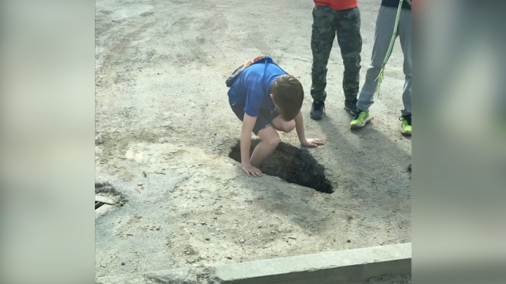 Ярославские школьники нашли провал в асфальте, в котором можно спрятаться