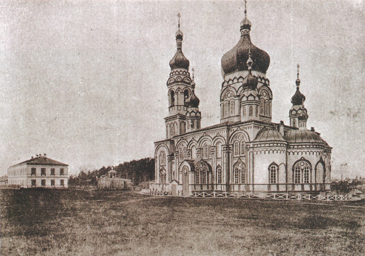 Успенский монастырь, игуменский корпус (слева) и часовня Жен-Мироносиц (в глубине справа), на месте которой сейчас стоит гимназия Каменских