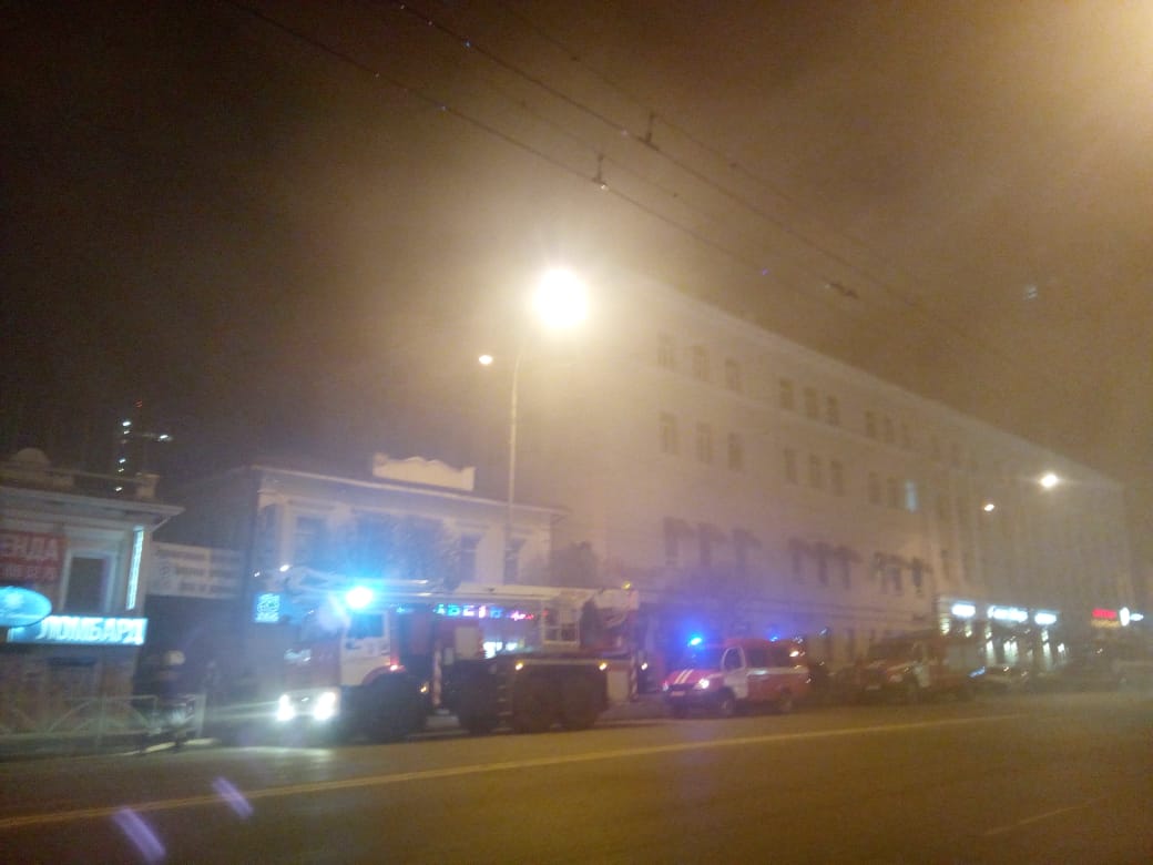 Вся улица была в дыму: на Малышева ночью стянули 20 пожарных машин