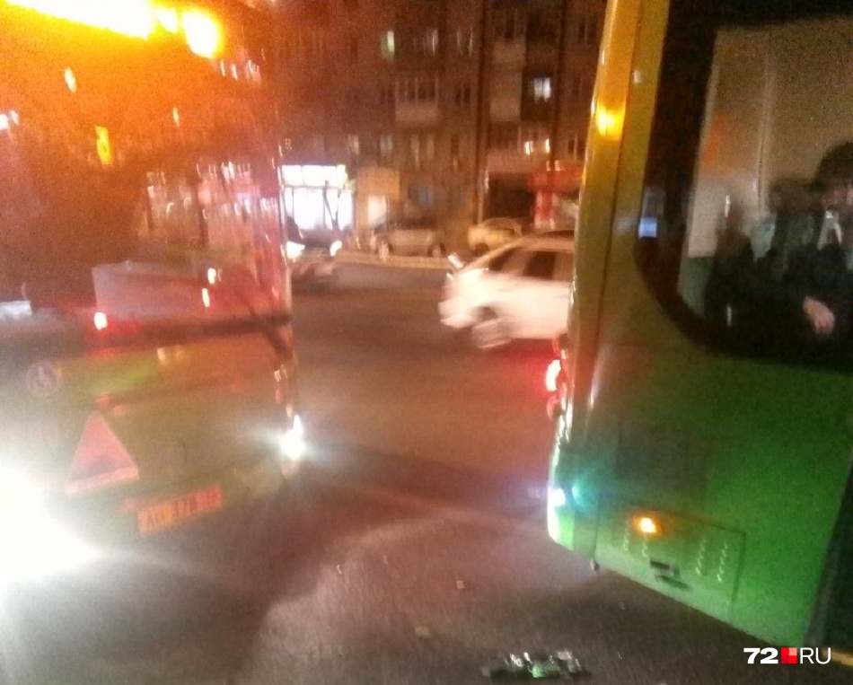В Тюмени два автобуса не поделили остановку «Площадь Памяти»