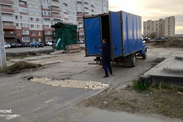 Мужчина заделал кирпичами яму на улице Бабича Мужчина заделал кирпичами яму на улице Бабича