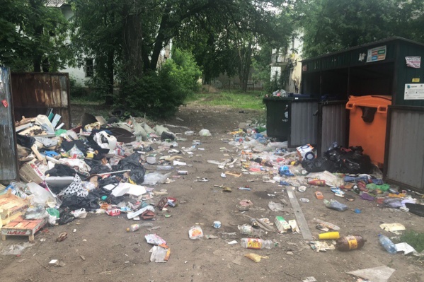 Жители домов уверяют, что в таком виде контейнерные площадки находятся уже месяц Жители домов уверяют, что в таком виде контейнерные площадки находятся уже месяц