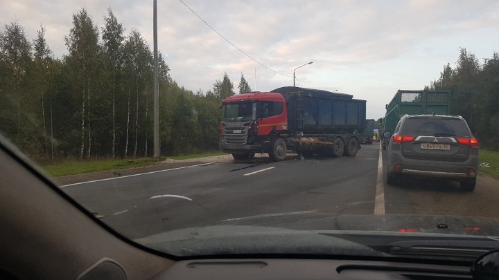 В Ярославской области иномарка влетела в грузовик: пострадали трое из Архангельска