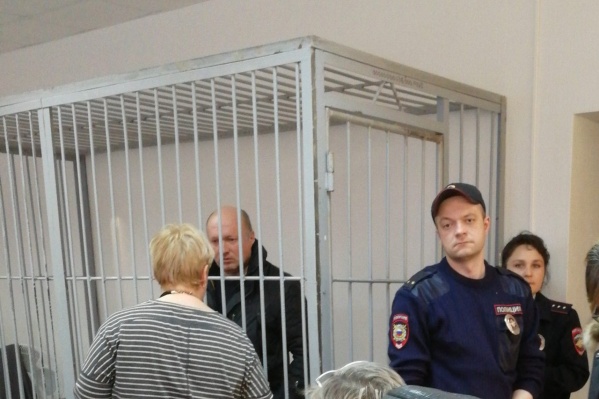 Перед заседанием бизнесмен совещался с адвокатом Перед заседанием бизнесмен совещался с адвокатом