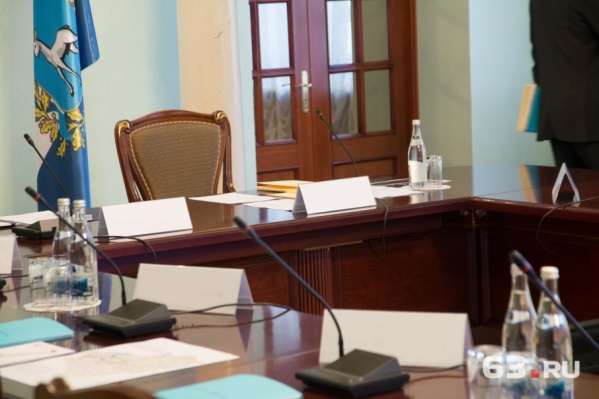 Кресло губернатора ждет своего всенародно избранного хозяина Кресло губернатора ждет своего всенародно избранного хозяина