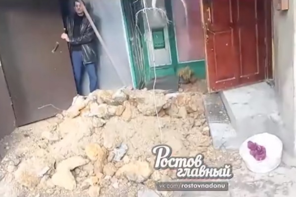 Вот так теперь выглядит дворик пострадавшего дома Вот так теперь выглядит дворик пострадавшего дома