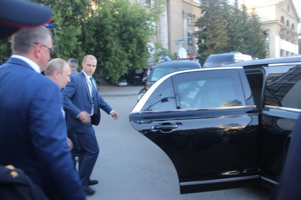 Это фото сделал Иван Колотовкин, когда Путин возвращался обратно в машину Это фото сделал Иван Колотовкин, когда Путин возвращался обратно в машину