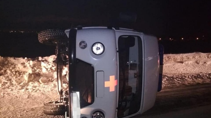 В Уфе перевернулась машина скорой помощи, есть пострадавшие
