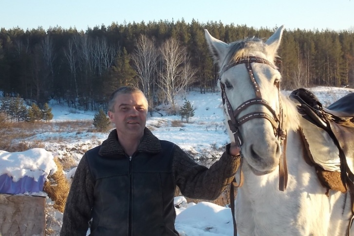 Эдуард Боровиков занимался разведением лошадей и в момент, когда на него напала гадюка, возился с жеребёнком Эдуард Боровиков занимался разведением лошадей и в момент, когда на него напала гадюка, возился с жеребёнком