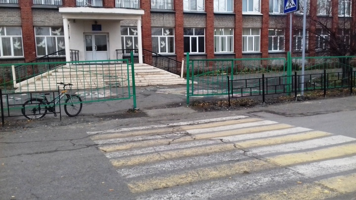 Спрячь забор за высоким забором: самые бесполезные пешеходные ограждения в Омске