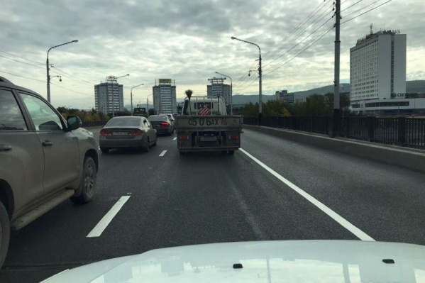 Водителям рекомендуют ехать через 4-й мост и пересаживаться на автобусы Водителям рекомендуют ехать через 4-й мост и пересаживаться на автобусы