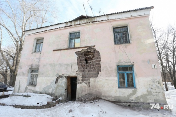 Дом признан ветхоаварийным с 2015 года Дом признан ветхоаварийным с 2015 года