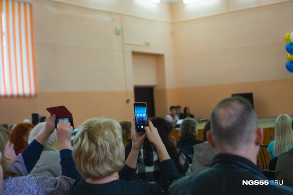 Происшествие могло испортить праздник выпускникам и их родителям, сидевшим в зале Происшествие могло испортить праздник выпускникам и их родителям, сидевшим в зале