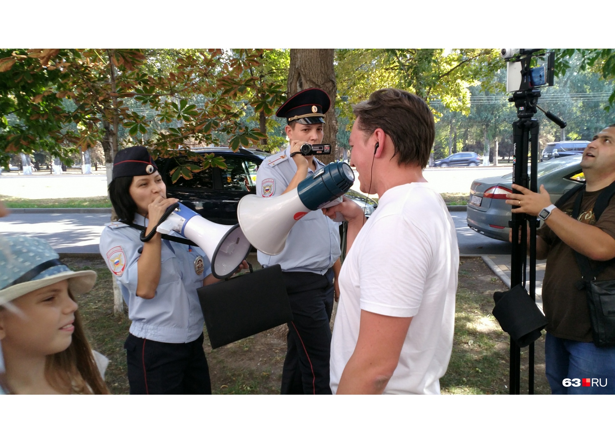 Стражи порядка не устают повторять, что акция не согласована, и снимают происходящее на видео Стражи порядка не устают повторять, что акция не согласована, и снимают происходящее на видео