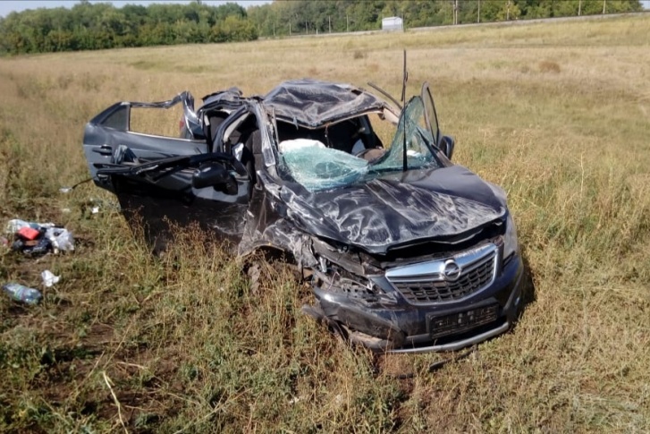 В автомобиле Opel находилась женщина с маленьким ребенком В автомобиле Opel находилась женщина с маленьким ребенком