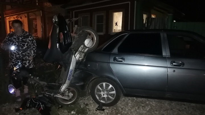 В Большом Мурашкине пьяный подросток на скутере влетел в стоящий автомобиль