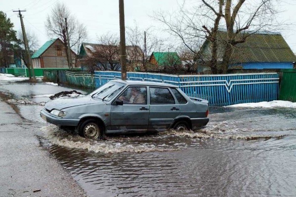 Чтобы выпустить лишнюю воду на свободу, спецслужбы прорыли траншею Чтобы выпустить лишнюю воду на свободу, спецслужбы прорыли траншею