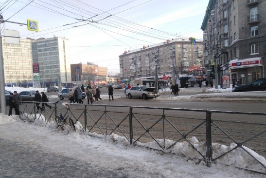 Водитель трезвый: подробности ДТП на площади Калинина, где «Тойота» влетела в толпу людей