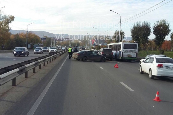 Авария перегородила две полосы в сторону центра города Авария перегородила две полосы в сторону центра города
