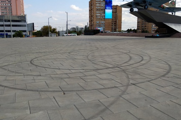 На плиточном покрытии остались следы от покрышек автомобилей На плиточном покрытии остались следы от покрышек автомобилей