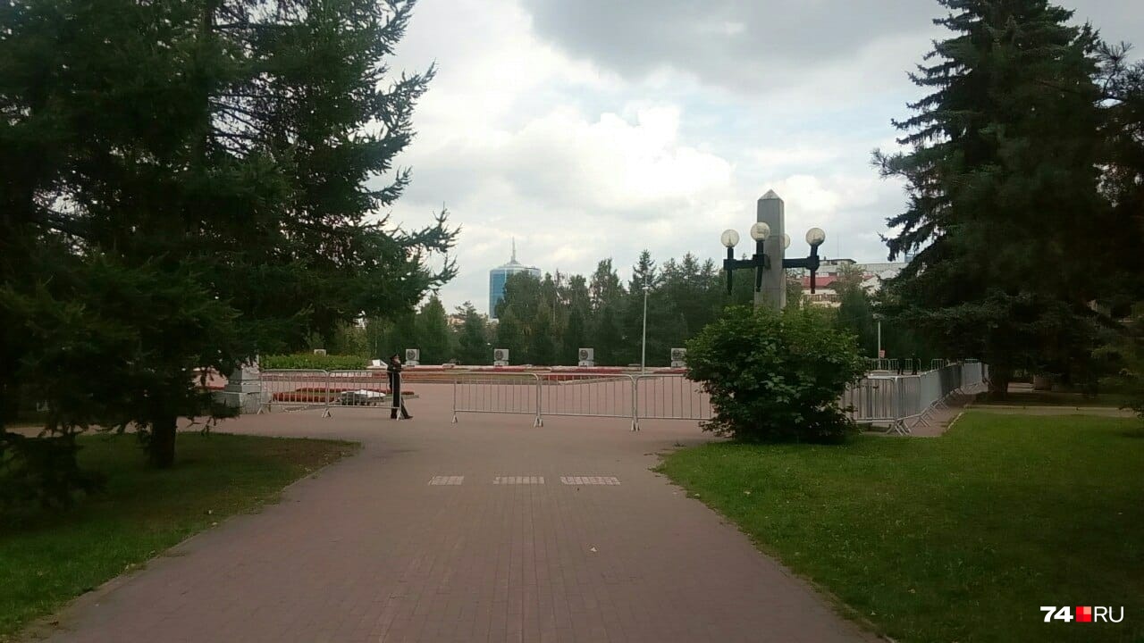 Полиция перекрыла площадку для митингов на Алом Поле Полиция перекрыла площадку для митингов на Алом Поле